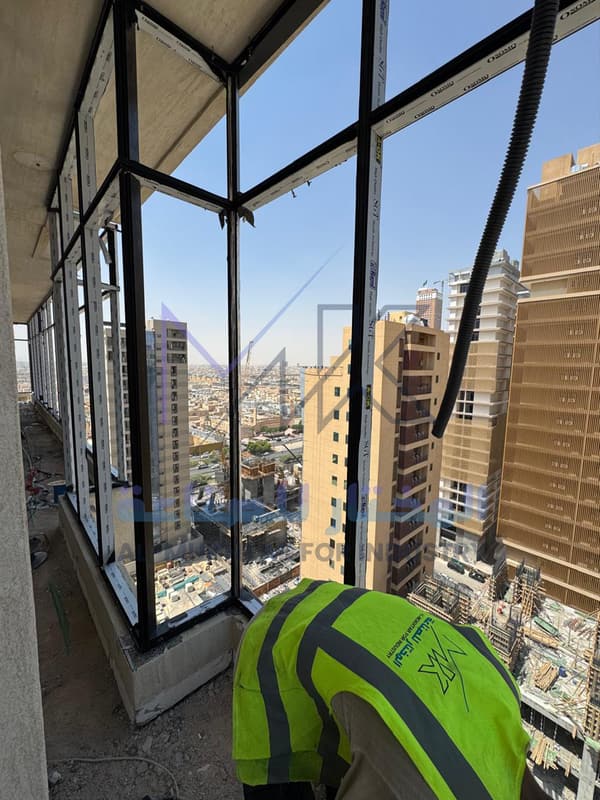 أحد فنيينا أثناء التركيب عند الزاوية