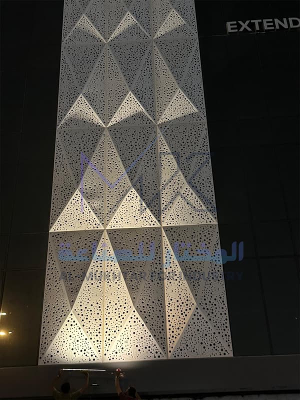 تفصيل لوح الواجهة المثقب ليلًا